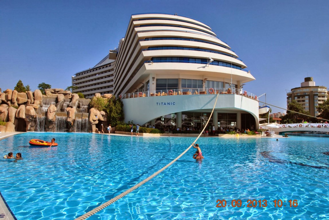 imagini hotel TITANIC LARA